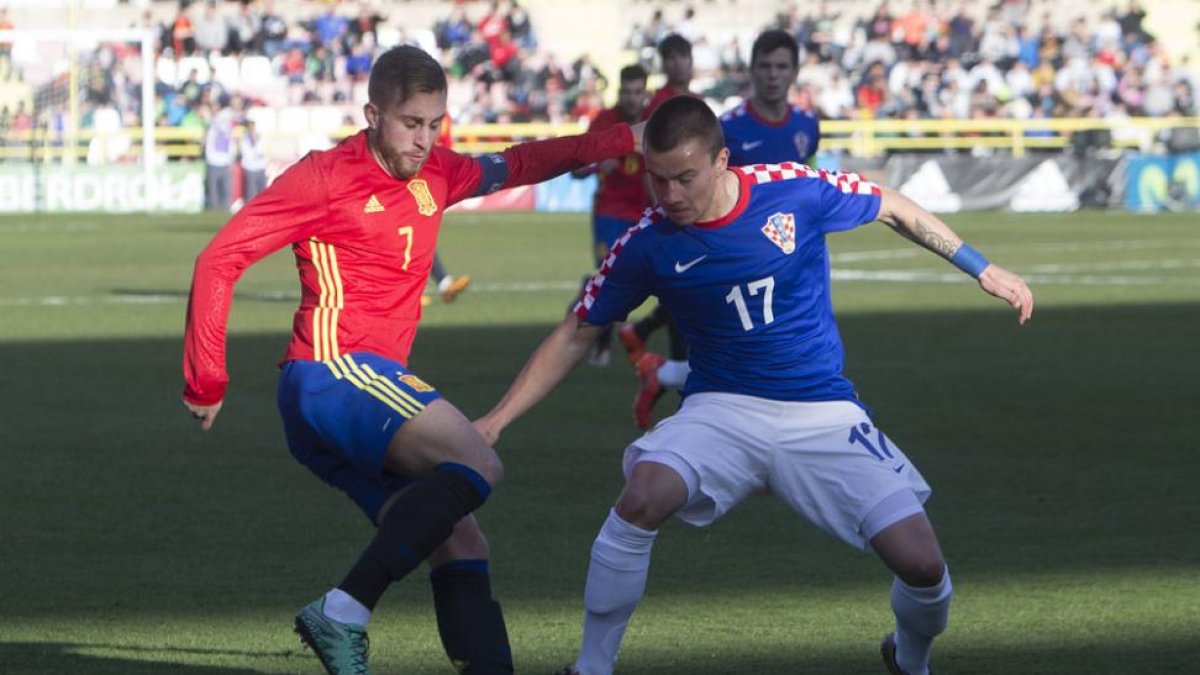Deulafeu recorta al defensor croata durante el partido.-RAÚL G. OCHOA