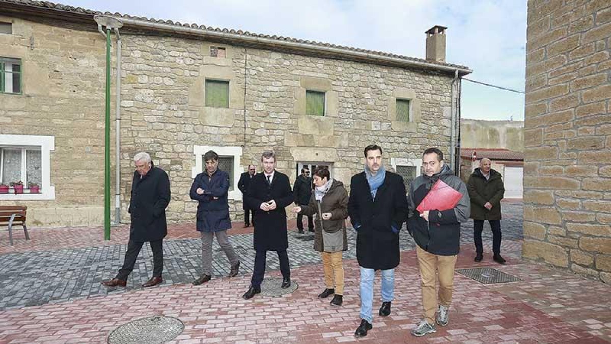 El alcalde, representantes vecinales y el portavoz del PSOE recorren el barrio.-RAÚL G. OCHOA