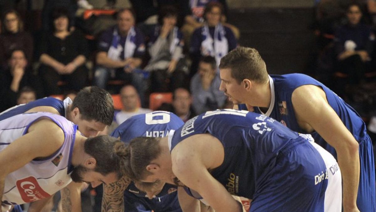 Anton Maresch se duele en el suelo después de sufrir el pasado viernes una rotura de los huesos propios de la nariz.-MARÍA GONZÁLEZ / CBM