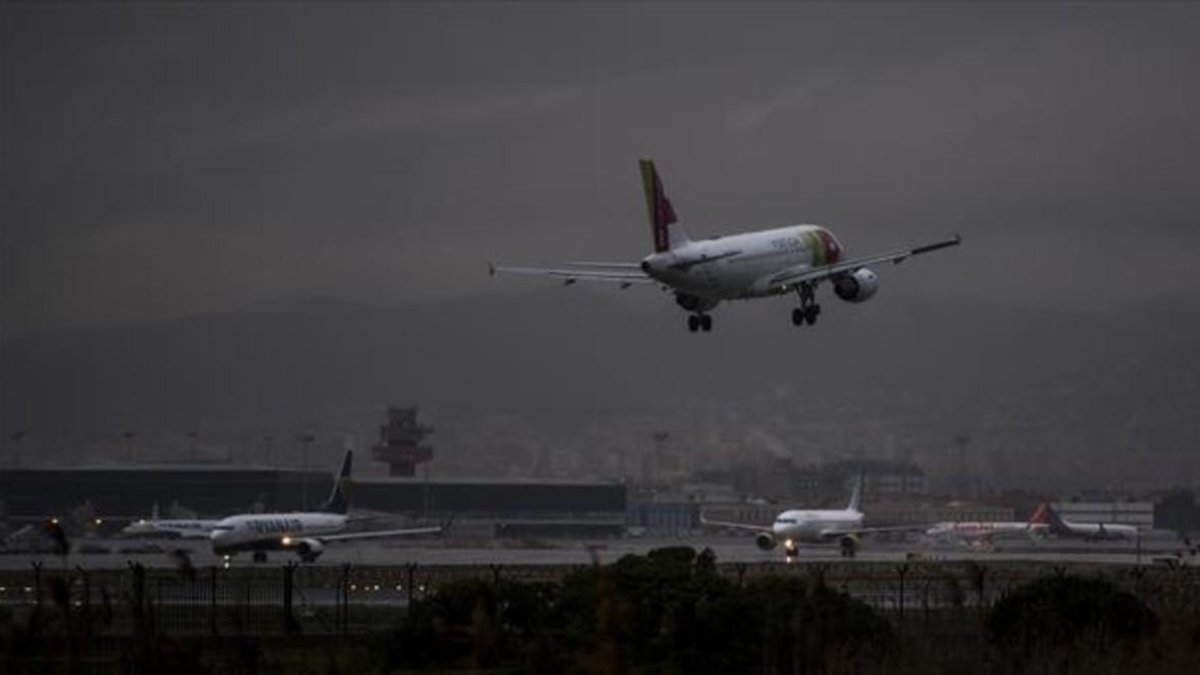 Los representantes del aeropuerto afirman que la instalación está funcionando con energía auxiliar. /-JORDI COTRINA