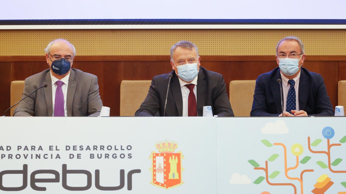 Gonzalo Salazar (UBU), Lorenzo Rodríguez y el alcalde de Villadiego, Ángel Carretón, durante la presentación de la jornada. SANTI OTERO