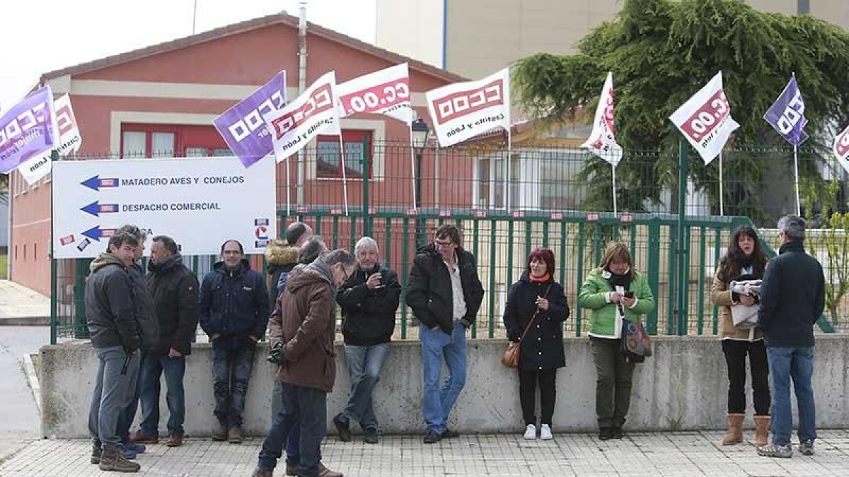 Trabajadores de Cobur afectados por el EREextintivo planteado por Cobur durante una jornada de huelga.-RAÚL G. OCHOA