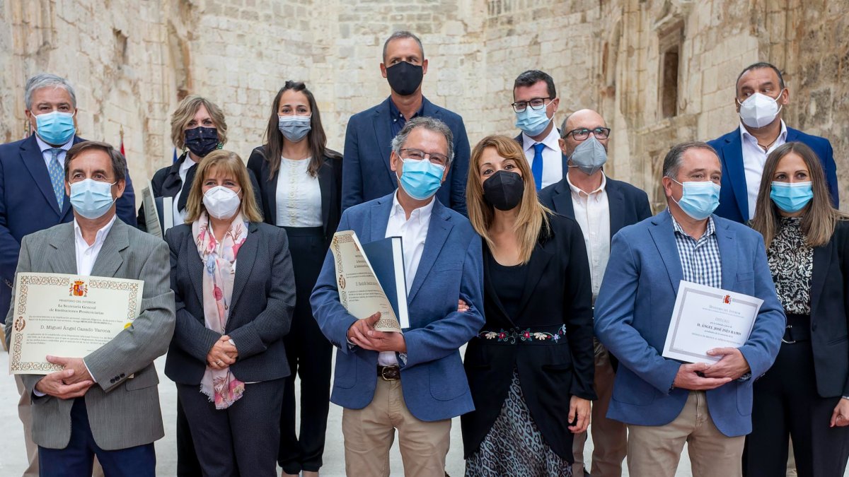 Foto de familia de los homenajeados en la fiesta de la Merced, con la directora del centro penitenciario de Burgos. SANTI OTERO
