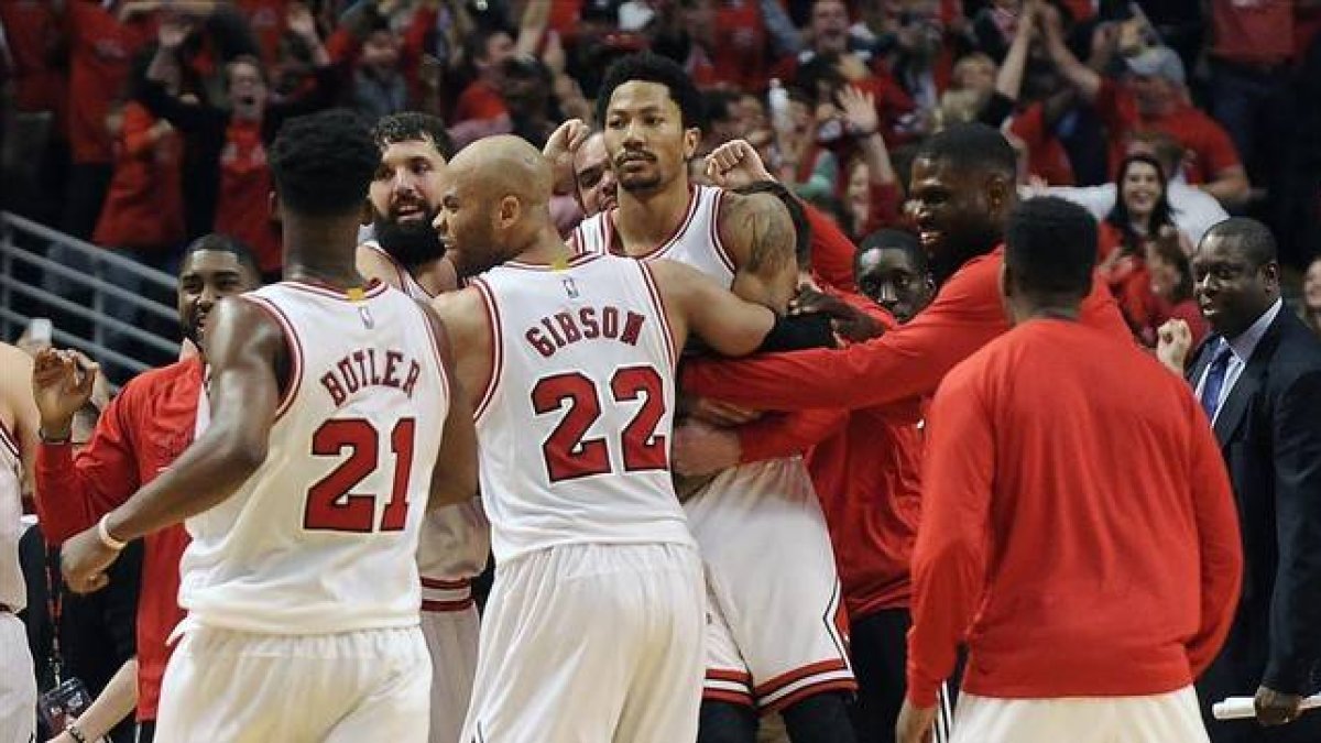 Los jugadores de los Bulls felicitan a Derrick Rose tras el decisivo triple del base ante los Cavaliers.-Foto: USA TODAY / DAVID BANKS