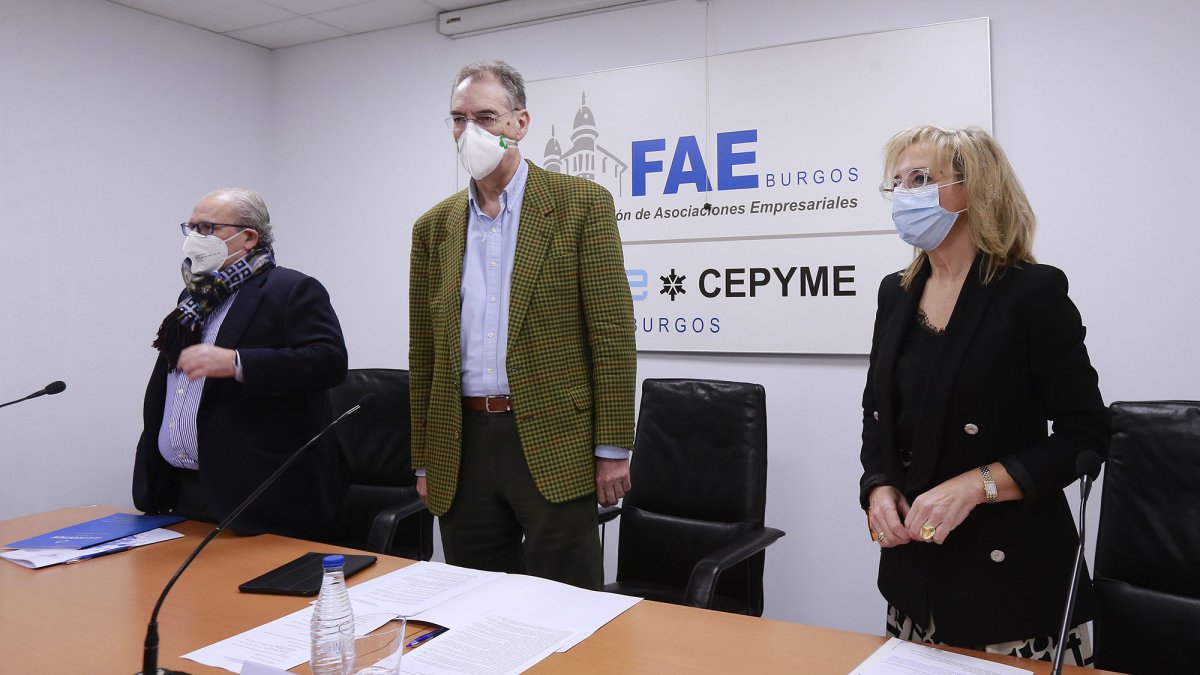 Ignacio San Millán, Miguel Ängel Benavente y Emiliana Molero durante un acto en FAE. RAUL G. OCHOA