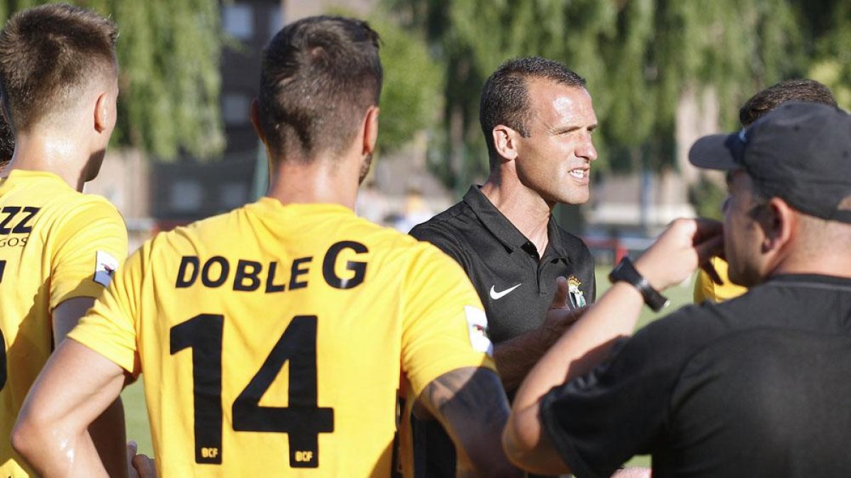 José Manuel Mateo habla con sus hombres en el descanso del choque ante el Athletic B.-SANTI OTERO