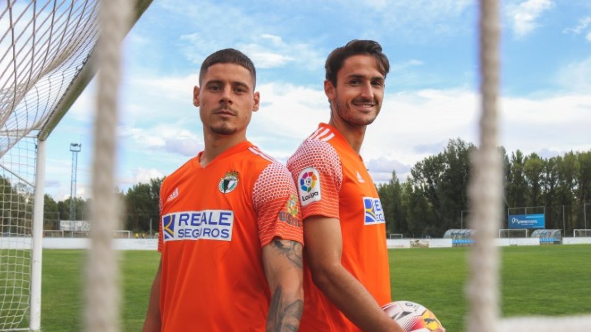 Alarcón y Elgezabal posan con la tercera equipación del Burgos. BURGOS CF