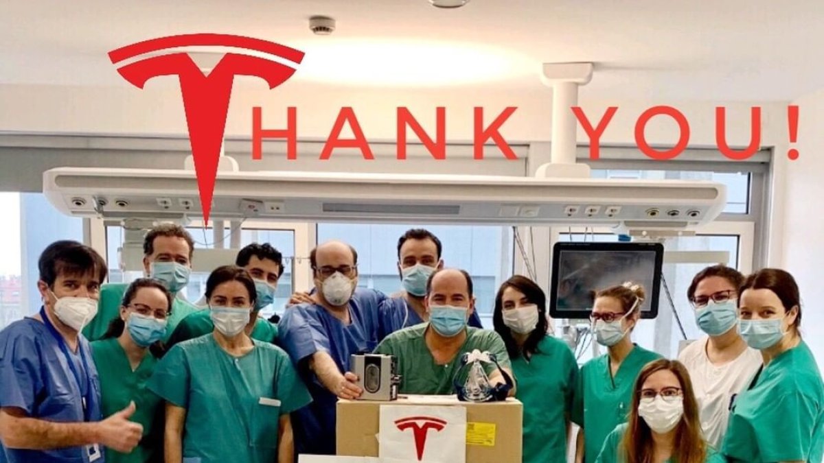Personal de la UCI de Burgos posa con los equipos donados por Tesla y Elon Musk. ECB
