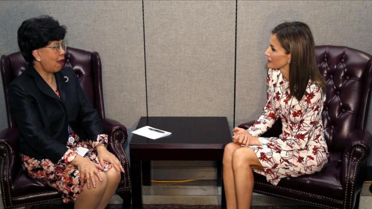 Letizia posa con la directora general de la OMS, Margaret Chan, durante la reunión que han mantenido este lunes en la sede de la ONU en Nueva York.-EFE / SERGIO BARRENECHEA