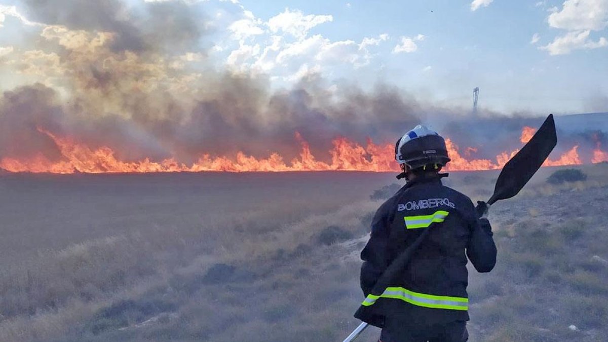 Un bombero trabaja en la extinción del fuego.-BOMBEROS DE BURGOS