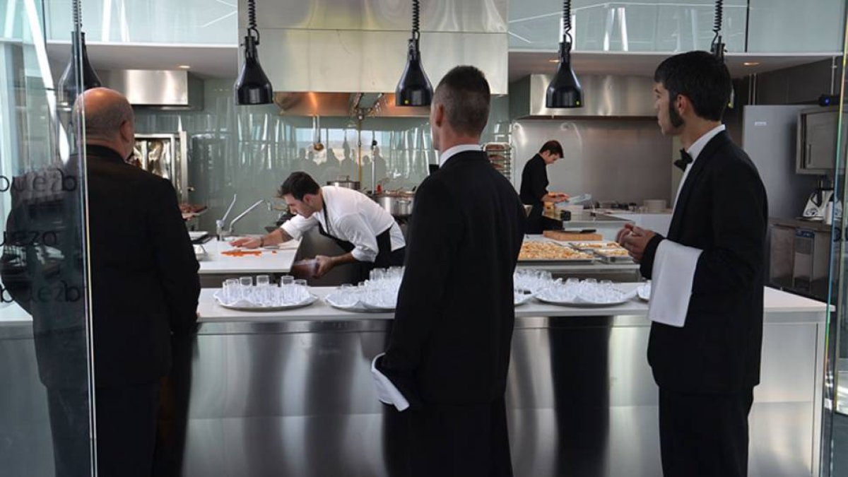 Las cocinas de Bodegas Buezo están lideradas por Javier Corral.-ECB