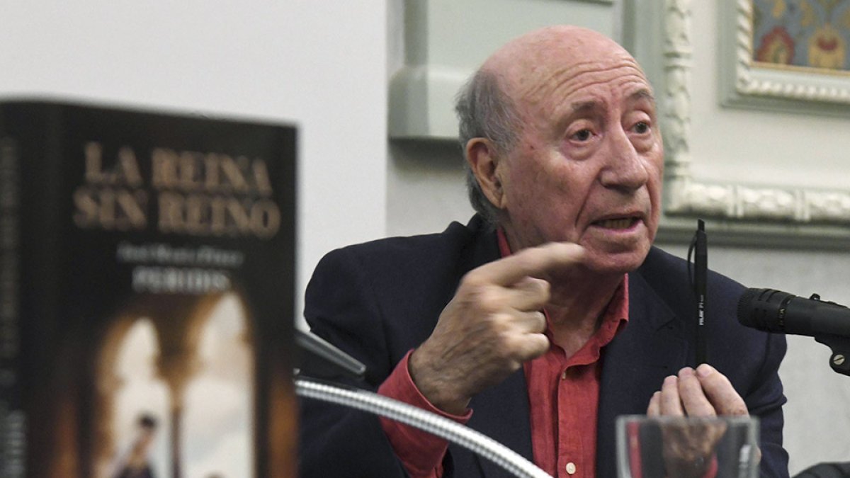 Peridis, en la presentación de su novela 'La reina sin reino' en Burgos. ICAL
