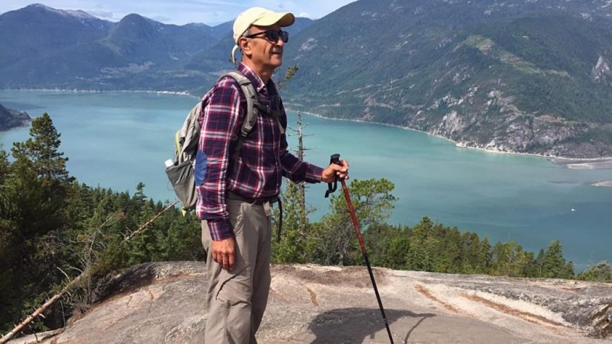 El académico y ecologista Kavous Seyed Emami en una excursión por territorio iraní.-AFP