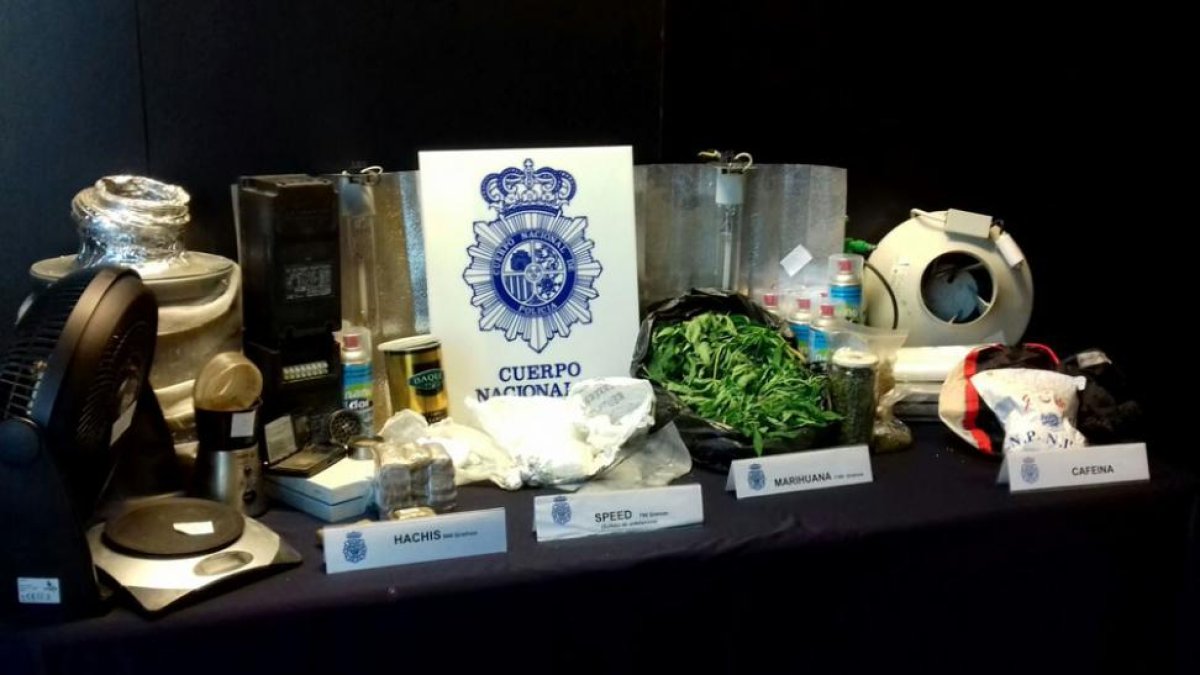 Droga y material incautados al detenido.-ECB