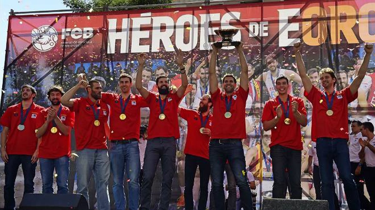 La selección española de baloncesto celebra la victoria en el Eurobásquet, este lunes en Madrid.-AFP
