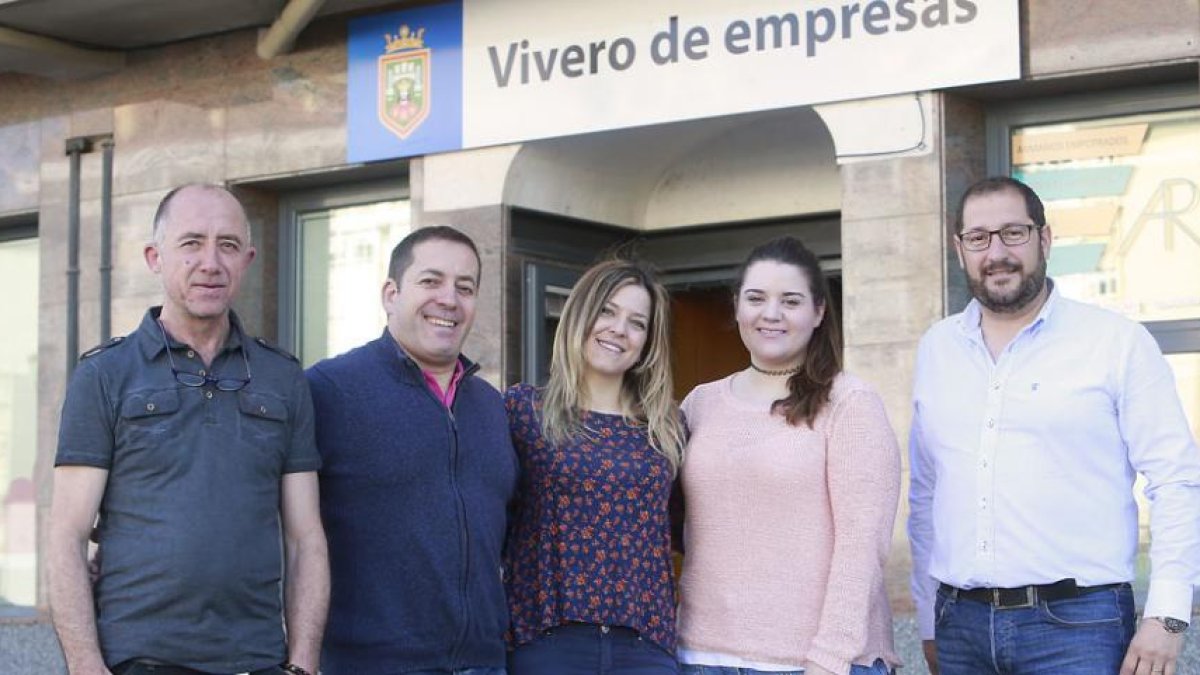Foto de grupo de algunos de los viveristas de Sonsoles Ballvé tomada este martes a la puerta de las instalaciones.-RAÚL G. OCHOA