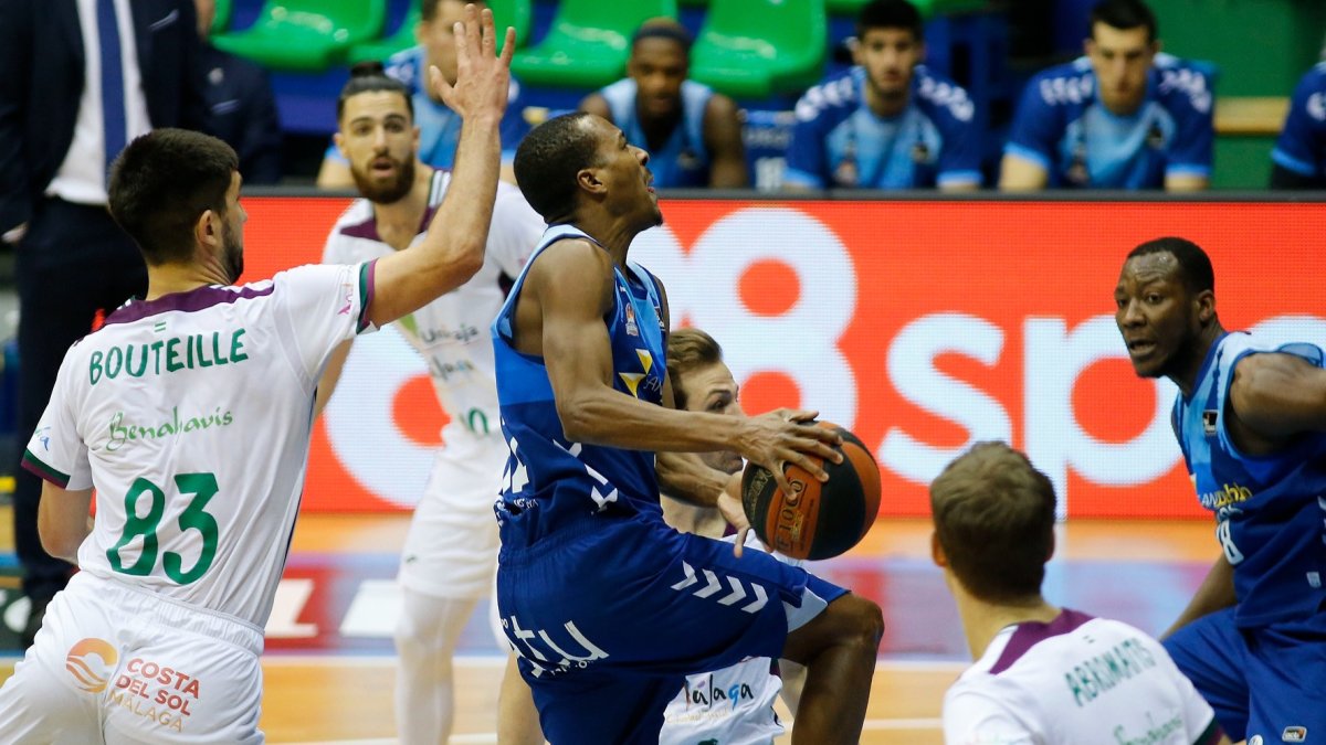 Renfroe rompe la defensa del Unicaja. SANTI OTERO