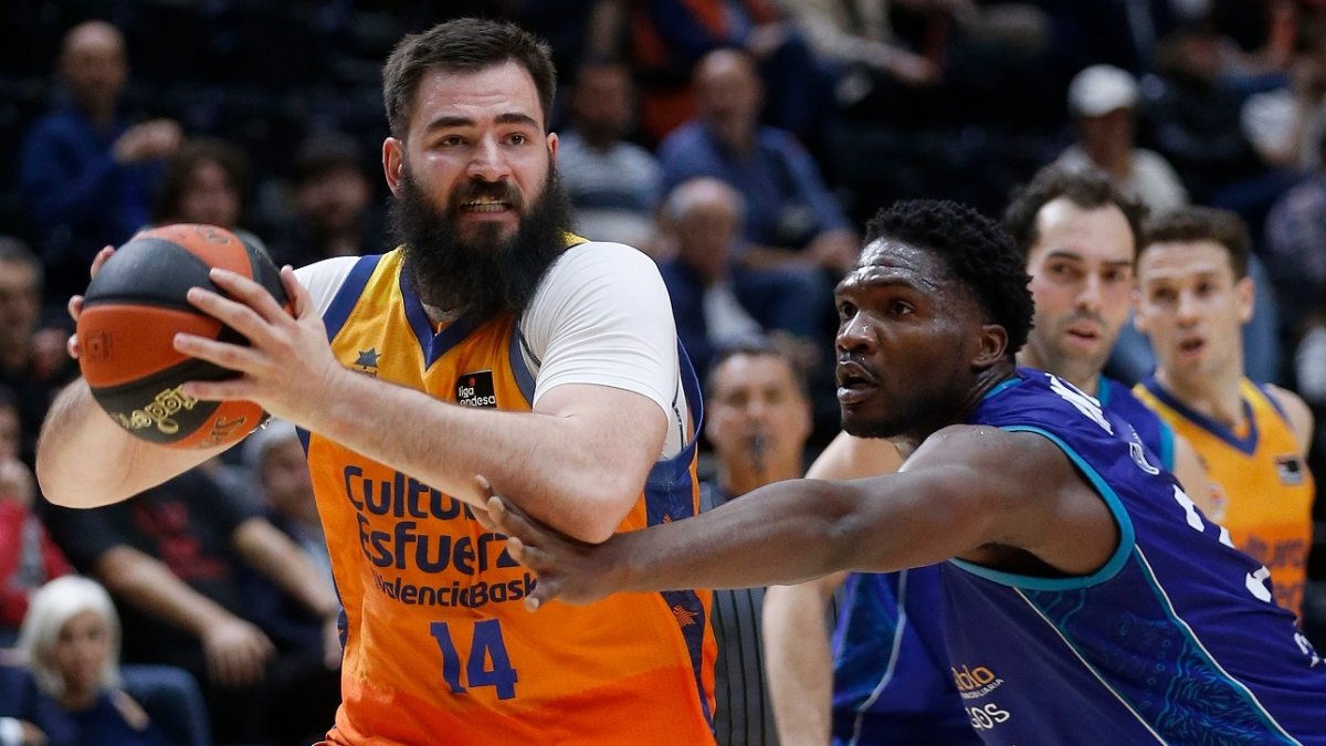 Nnoko llega tarde a la defensa sobre Dubljevic. ACB PHOTO / M. A. POLO