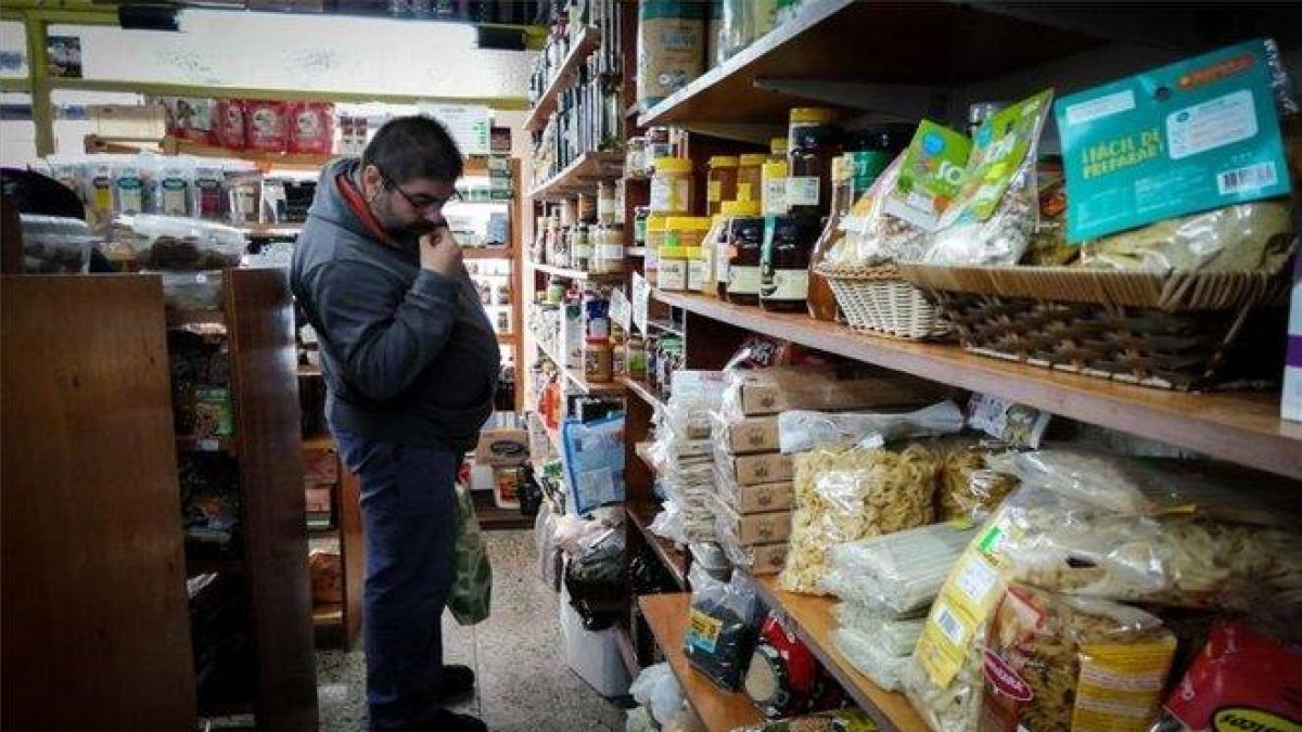 Una persona en Argentina revisa los precios de los productos básicos.-EFE
