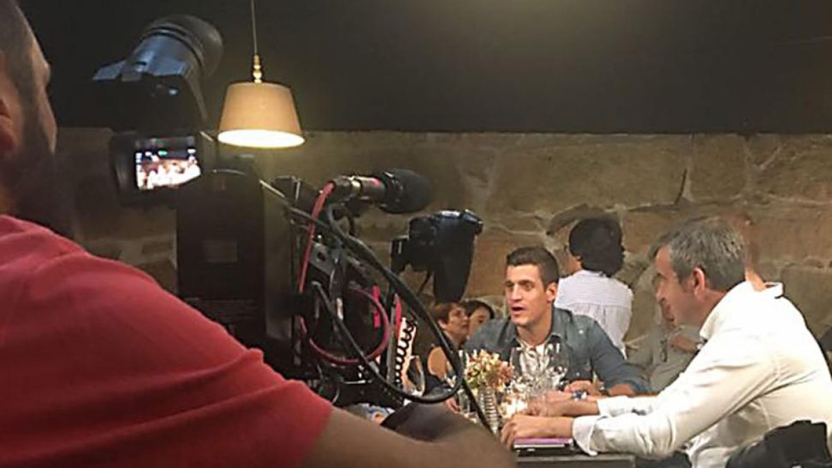 Miguel Cobo, en pleno rodaje con los participantes de uno de los capítulos de ‘La cuenta, por favor’.-A. S.