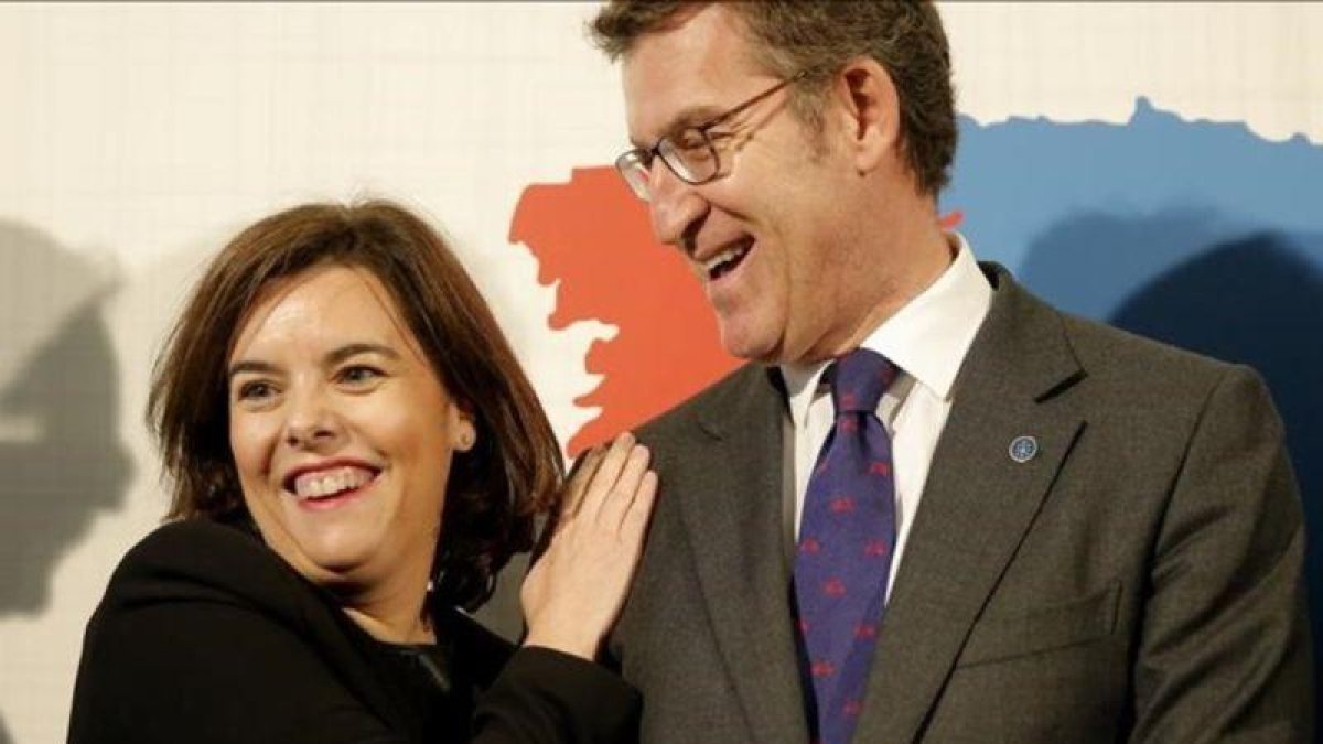 La vicepresidenta en funciones, Soraya Sáenz de Santamaría, junto al presidente gallego Alberto Núñez Feijoo.-JOSÉ LUIS ROCA