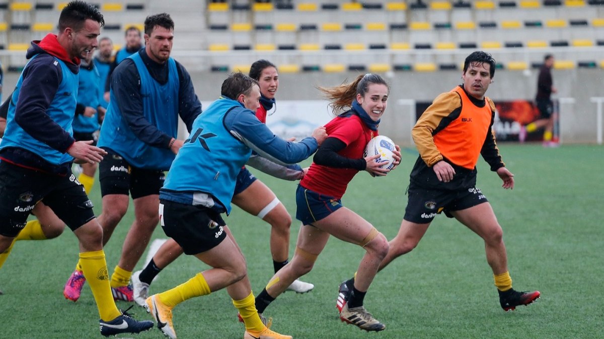 La defensa del UBUBajoCero intenta frenar el avance de la selección española durante el entrenamiento de ayer. SANTI OTERO