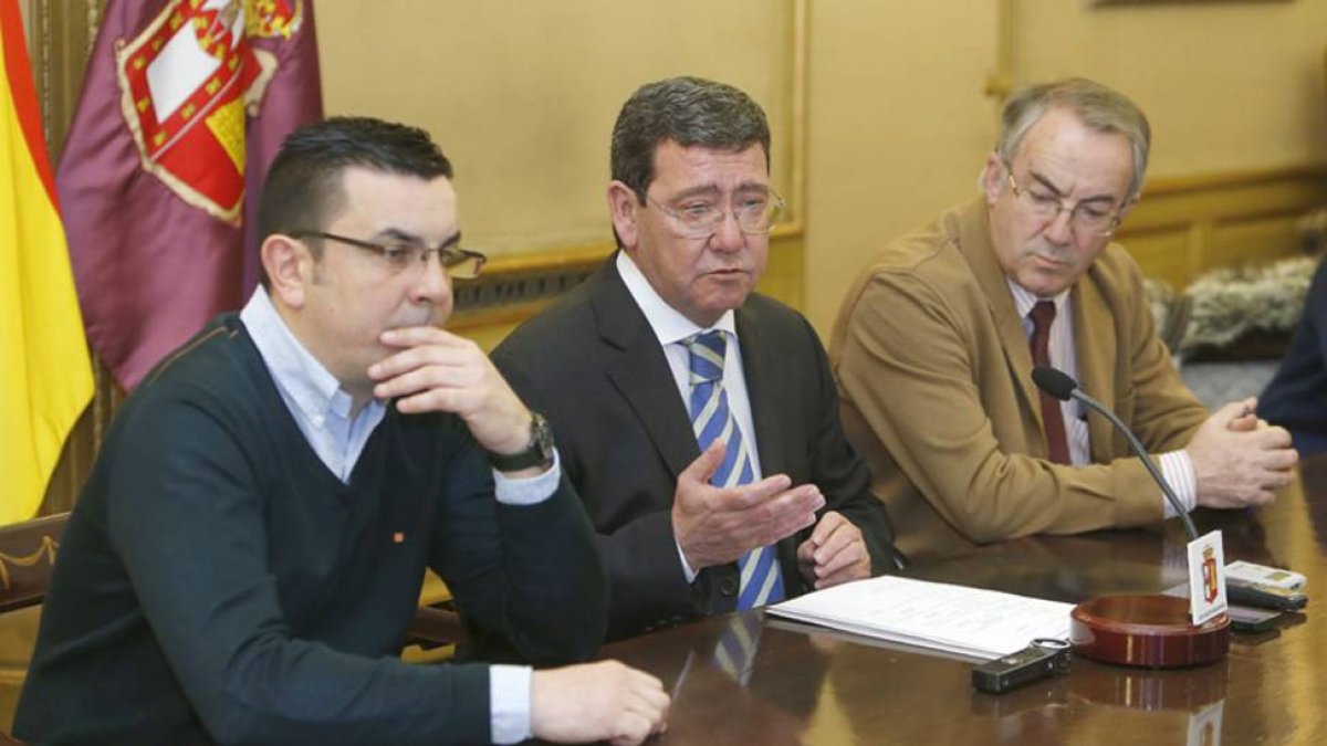 Mínguez (izq.), Rico (centro) y Carretón (dcha.) ayer en la Diputación.-RAÚL G. OCHOA