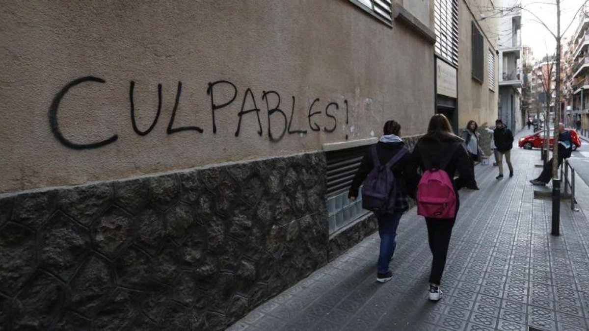 Pintada en la pared del colegio de los Maristas de Sants de Barcelona en contra la pederastia-JULIO CARBÓ