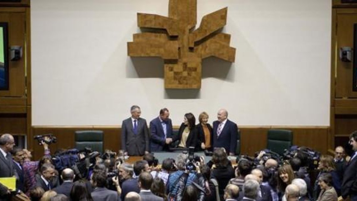 El próximo Parlamento vasco necesitaría del acuerdo de tres fuerzas políticas para poder alcanzar la mayoría absoluta.-EFE / ADRIÁN RUIZ DE HIERRO