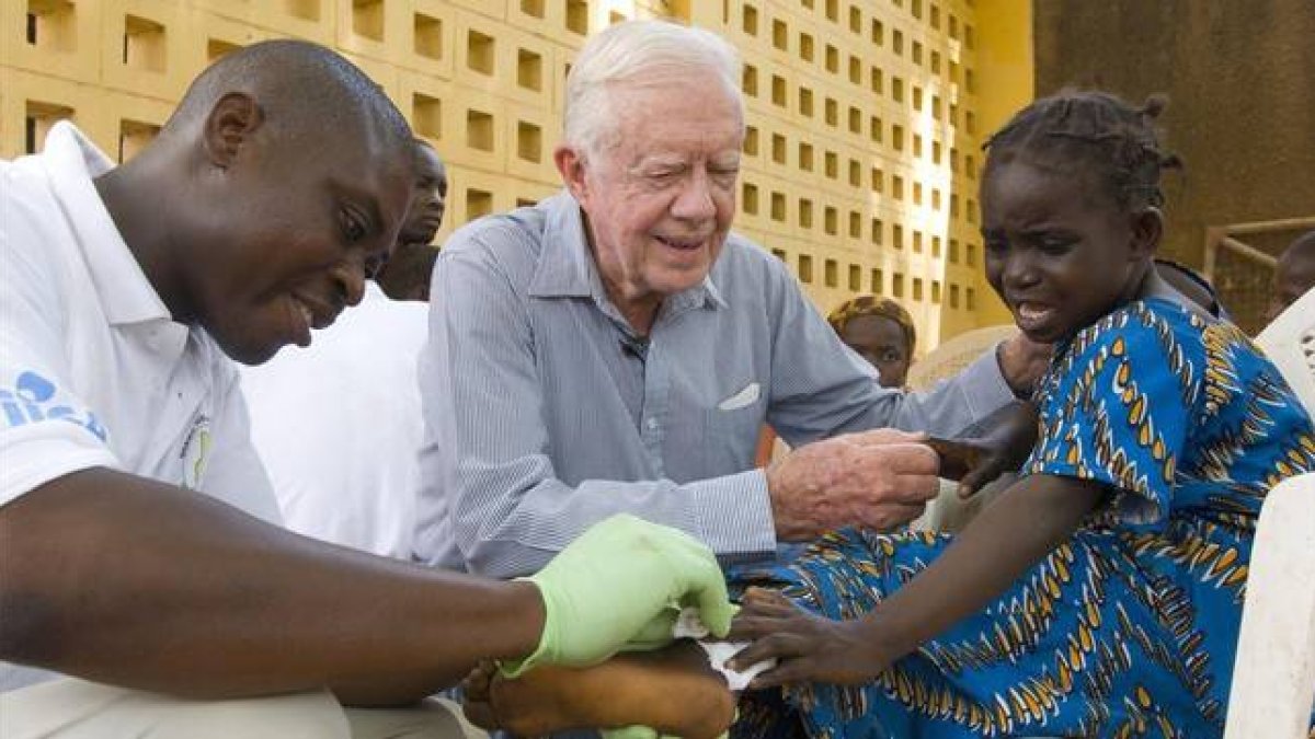 Jimmy Carter, en una campaña de control de la enfermedad de la lombriz de Guinea en el Hospital Savelugu, en Ghana.-Foto: CARTER CENTER / L. GUBB