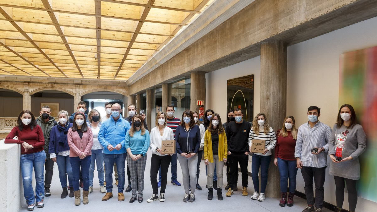 Foto de grupo, en la Casa del Cordón, de los docentes de la provincia que participan en 'Ruralbotic'. SANTI OTERO