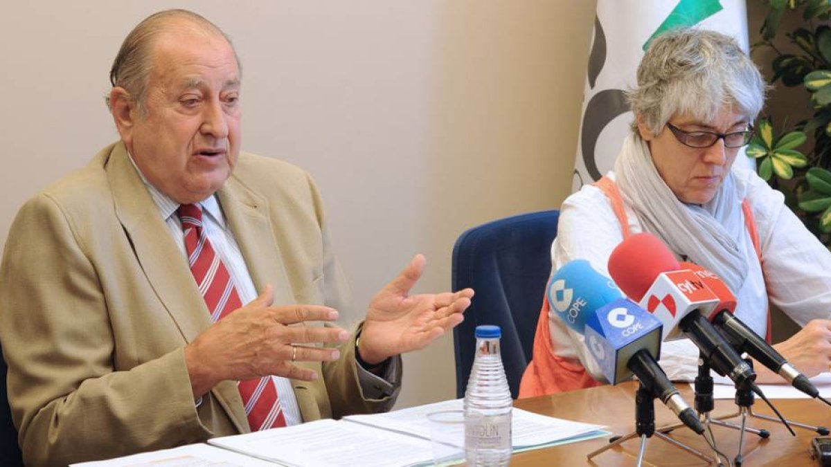 A la izquierda de la imagen, Enrique Plaza.-ISRAEL L. MURILLO
