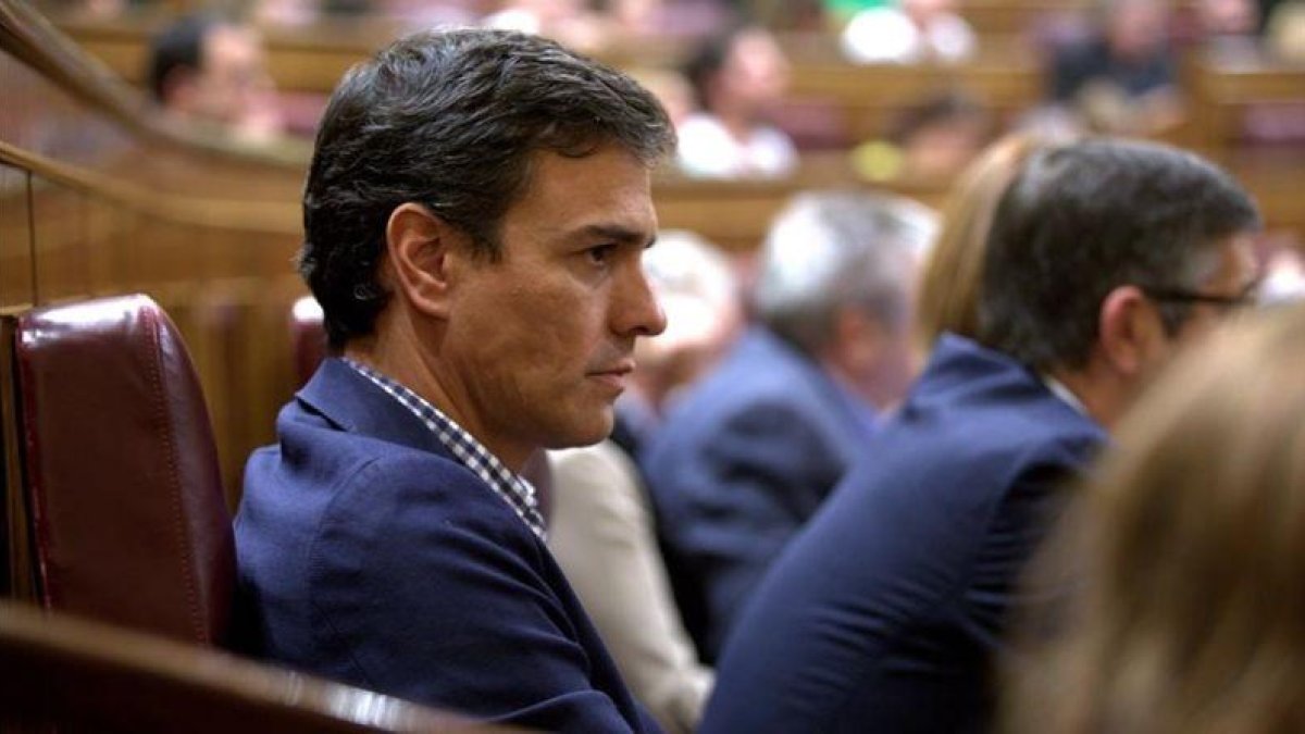 El exsecretario general del PSOE Pedro Sánchez, en su escaño del Congreso, el pasado miércoles.-DAVID CASTRO