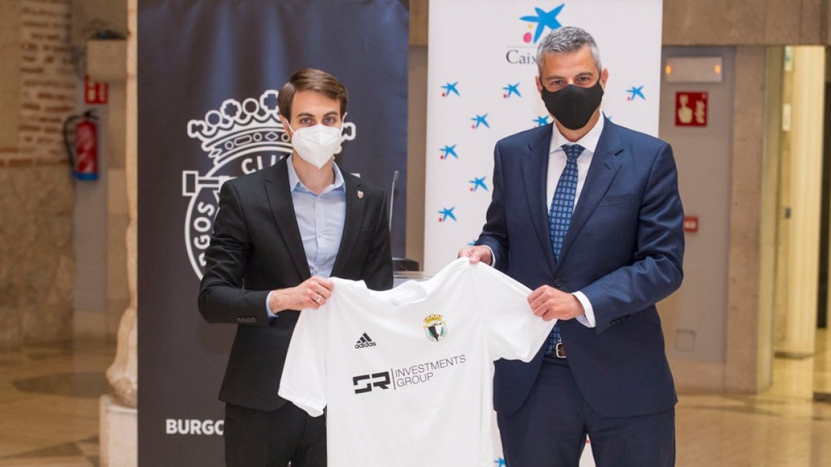 Caselli (Burgos CF) y Benhamou (Caixabank) posan en la Casa del Cordón tras anunciar el acuerdo. ISRAEL L. MURILLO
