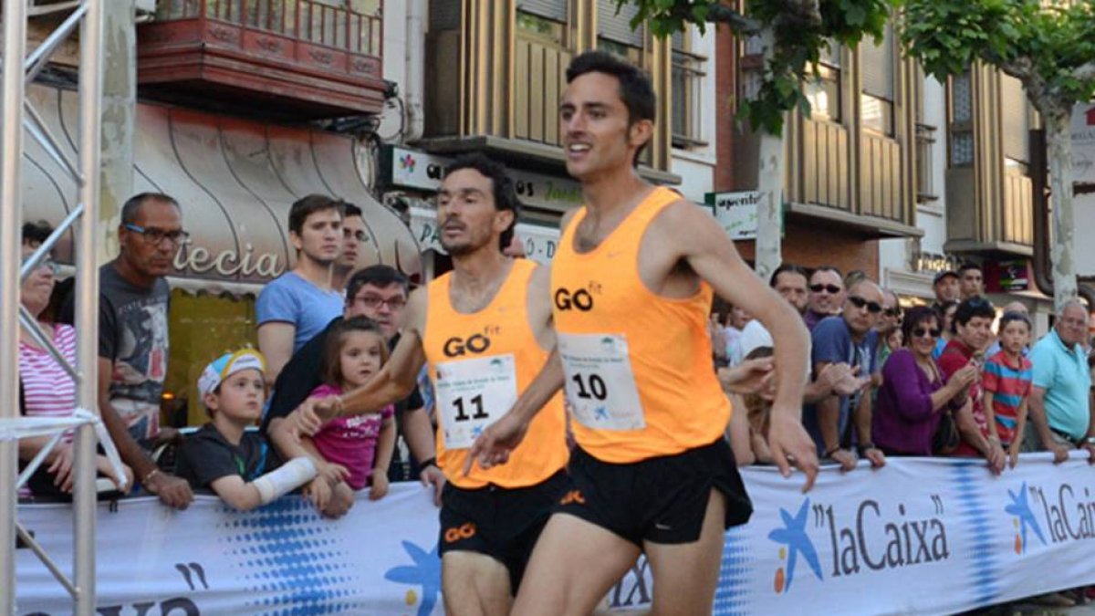 Carlos Alonso superó en un apretado esprint a Jesús España-Alberto Calvo