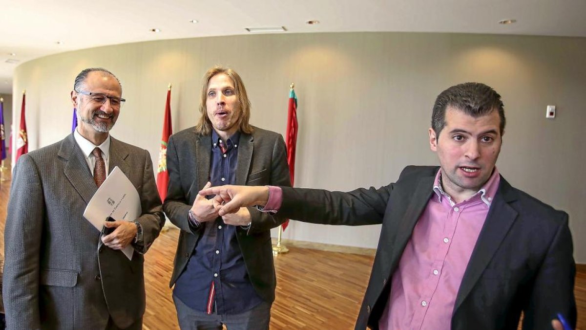 Luis Fuentes, Pablo Fernández y Luis Tudanca, ayer, en los pasillos de las Cortes.-ICAL