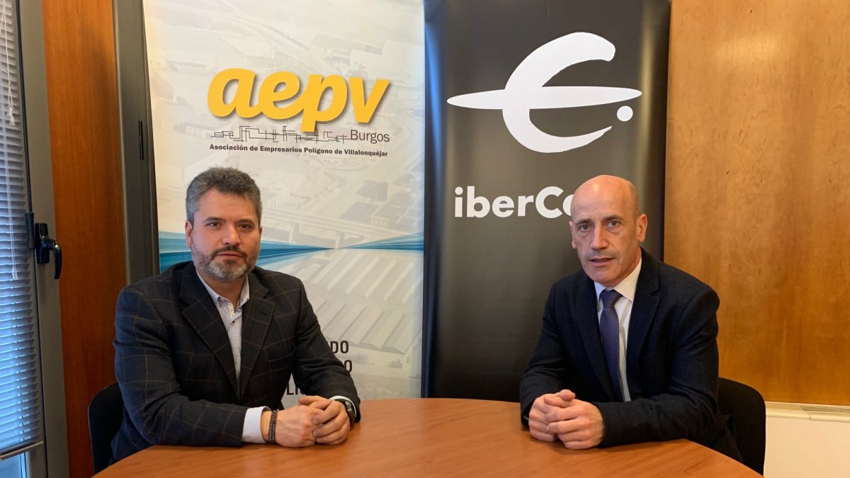 Jorge Villaverde Martín, presidente de la AEPV y Javier González Moreno, director provincial de Ibercaja en Burgos, firman el acuerdo. ECB