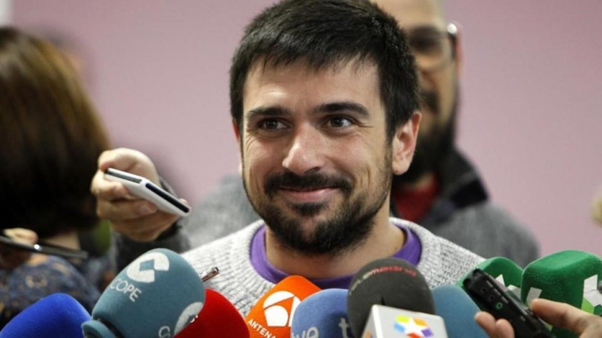 El dirigente de Podemos, Ramón Espinar, atiende a los medios.-PERIODICO (EFE / JAVIER LÓPEZ)