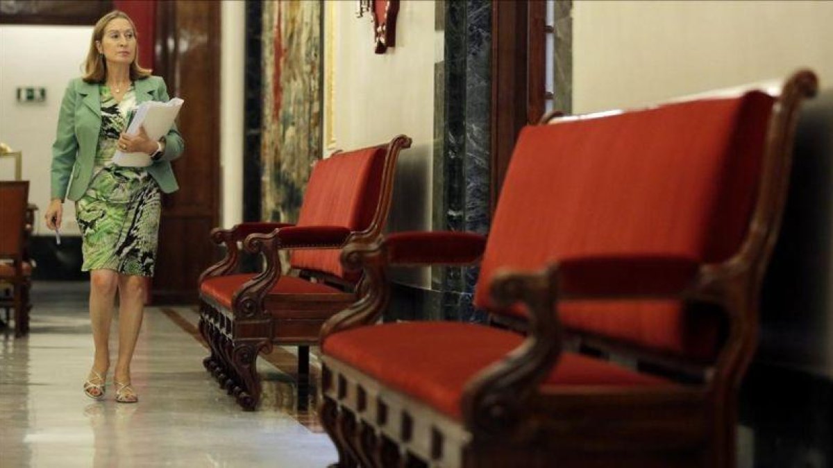 Ana Pastor se dirige a la reunión de la mesa del Congreso, este lunes.-JOSE LUIS ROCA
