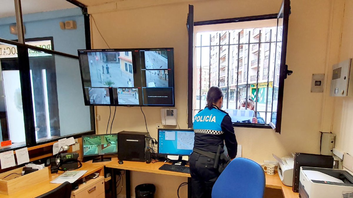 Una mujer acude a la policía preguntando por unas llaves perdidas. L. VELÁZQUEZ