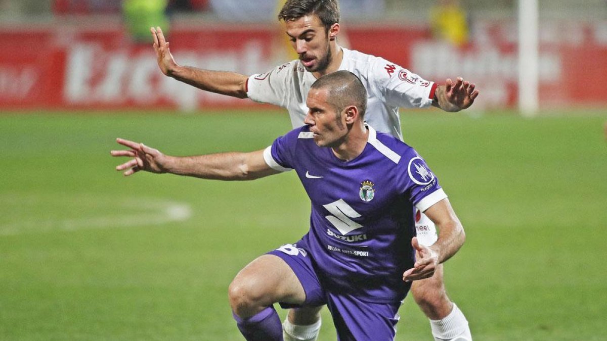 Diego Cervero, el autor del tanto del Burgos CF, protege un balón ante un jugador de la Cultural-DIARIO DE LEÓN