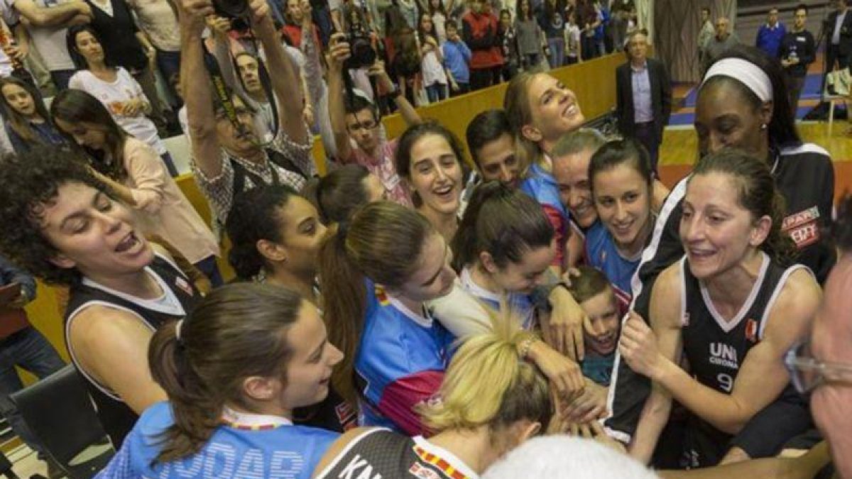 Noemí Jordana, capitana del UniGirona (derecha), arenga a sus compañeras en un reciente partido.-