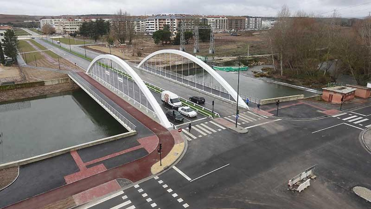 Las autoridades recorrieron ayer los 350 metros del tramo que se ha puesto en marcha.-RAÚL G. OCHOA