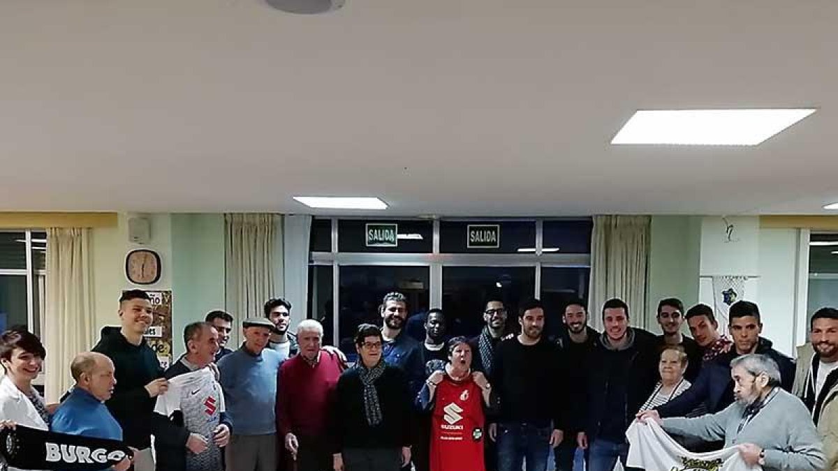 La plantilla del Burgos CF visitó ayer la Residencia Fuentes Blancas-BCF