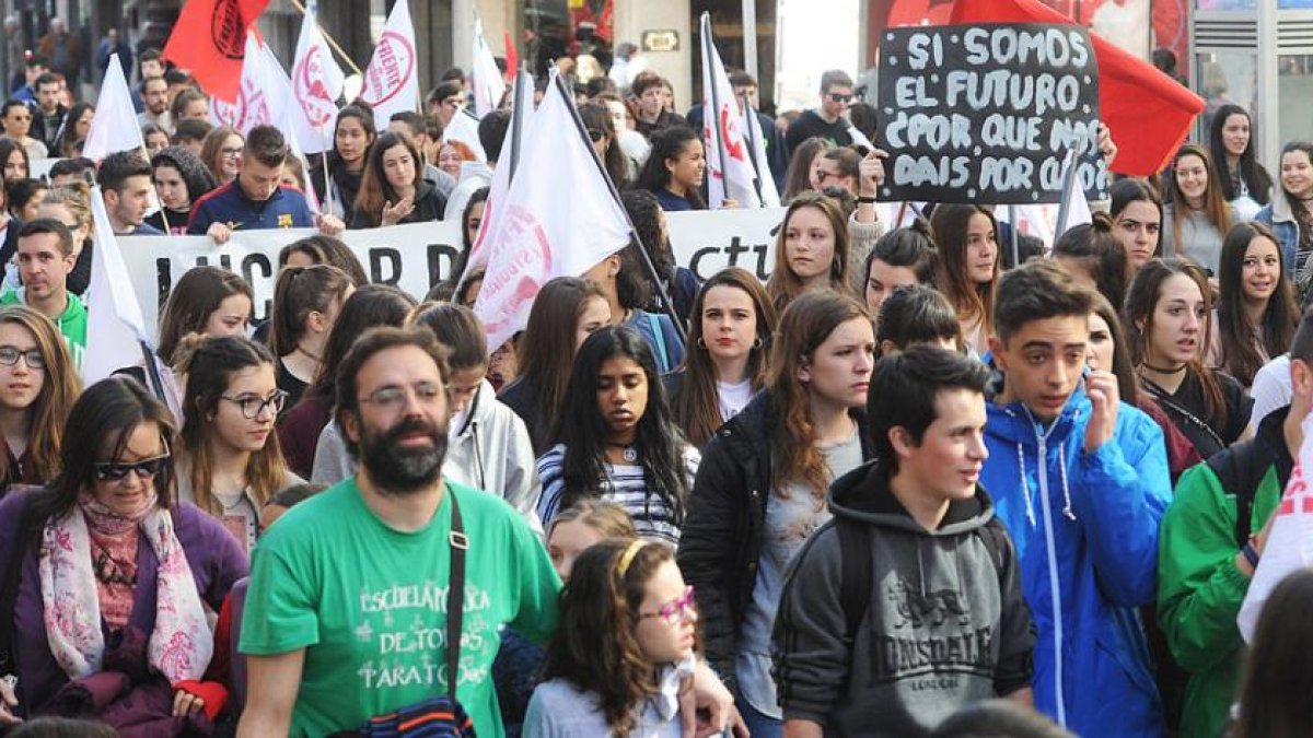Un millar de personas se concentró ayer por la mañana en la Plaza del Mío Cid.-ISRAEL L. MURILLO