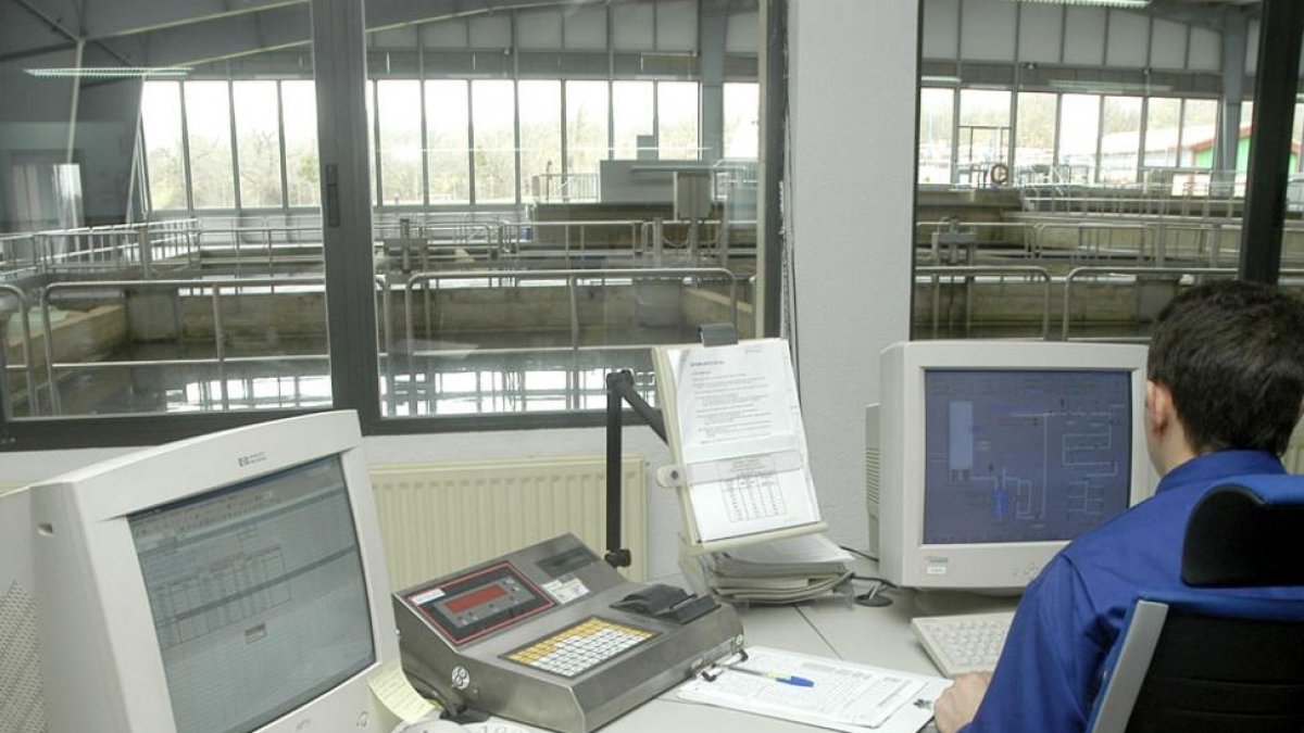 Imagen del interior de la planta potabilizadora de Arlanzón.-RAÚL G. OCHOA