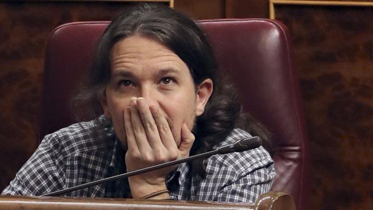 El líder de Podemos, Pablo Iglesias, hace declaraciones a los periodistas en el Congreso.-Ballesteros