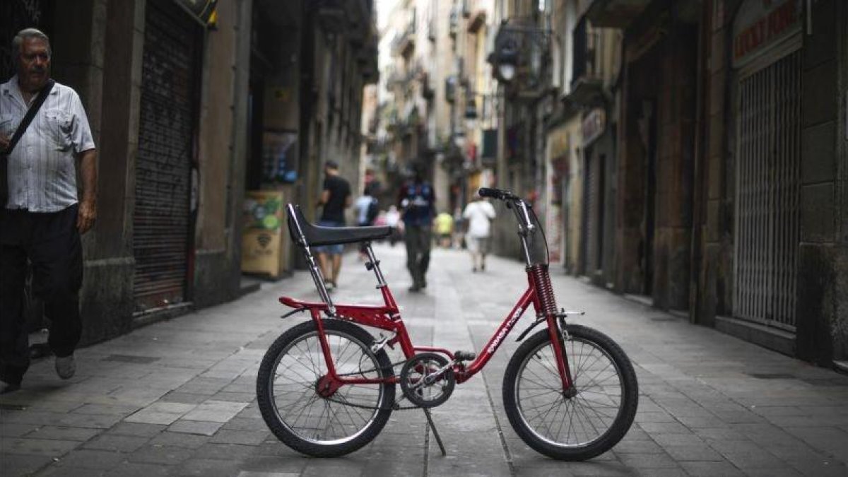 La bicicleta, ya recuperada, en la calle Hospital de Barcelona.-JORDI COTRINA