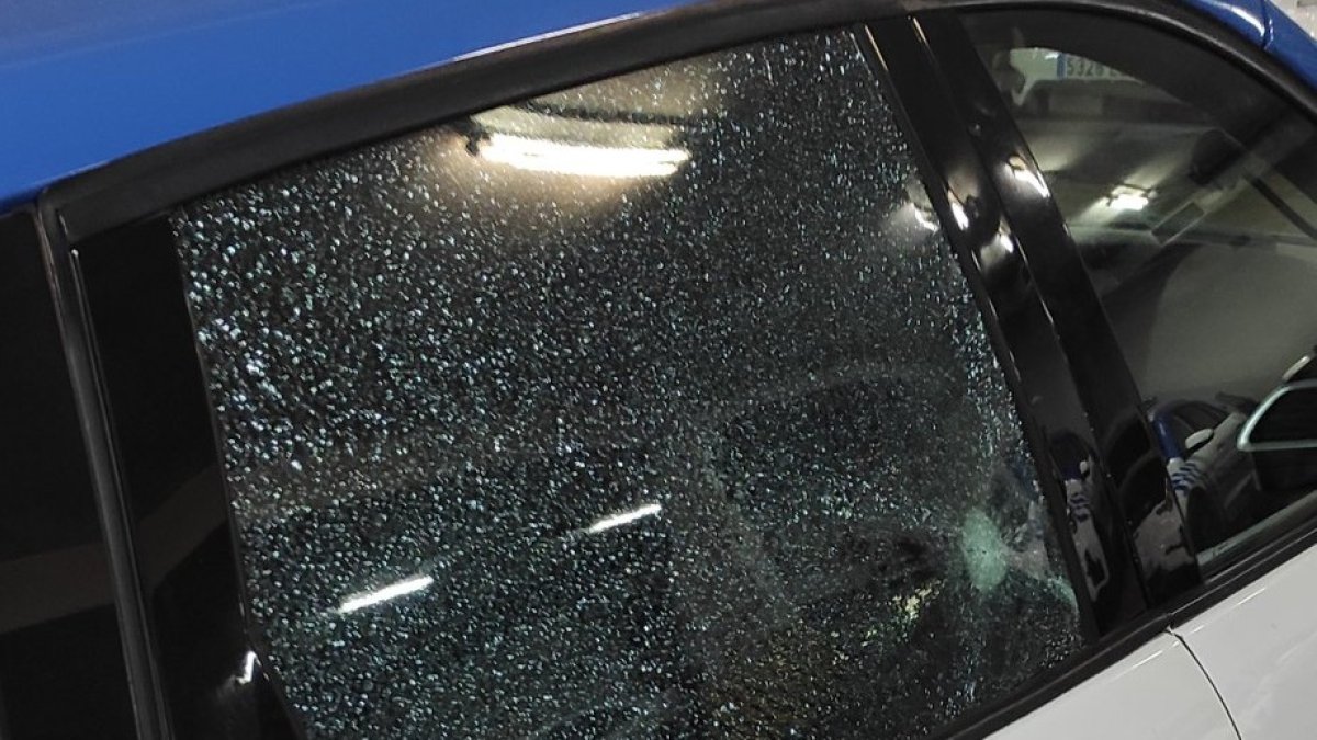 Luna rota en un coche patrulla en el que se trasladó a una mujer detenida el sábado 5 de diciembre. ECB