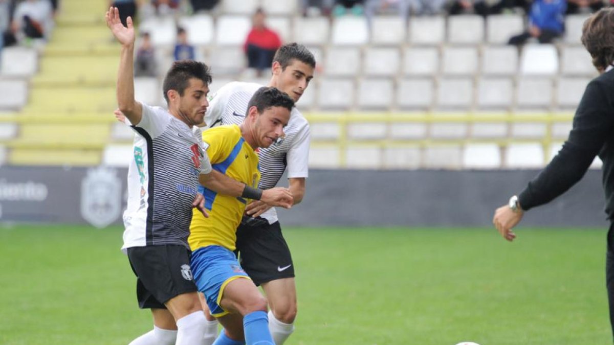 SergioEsteban y David Martín presionan a un jugador del Real Unión.-ISRAEL L. MURILLO